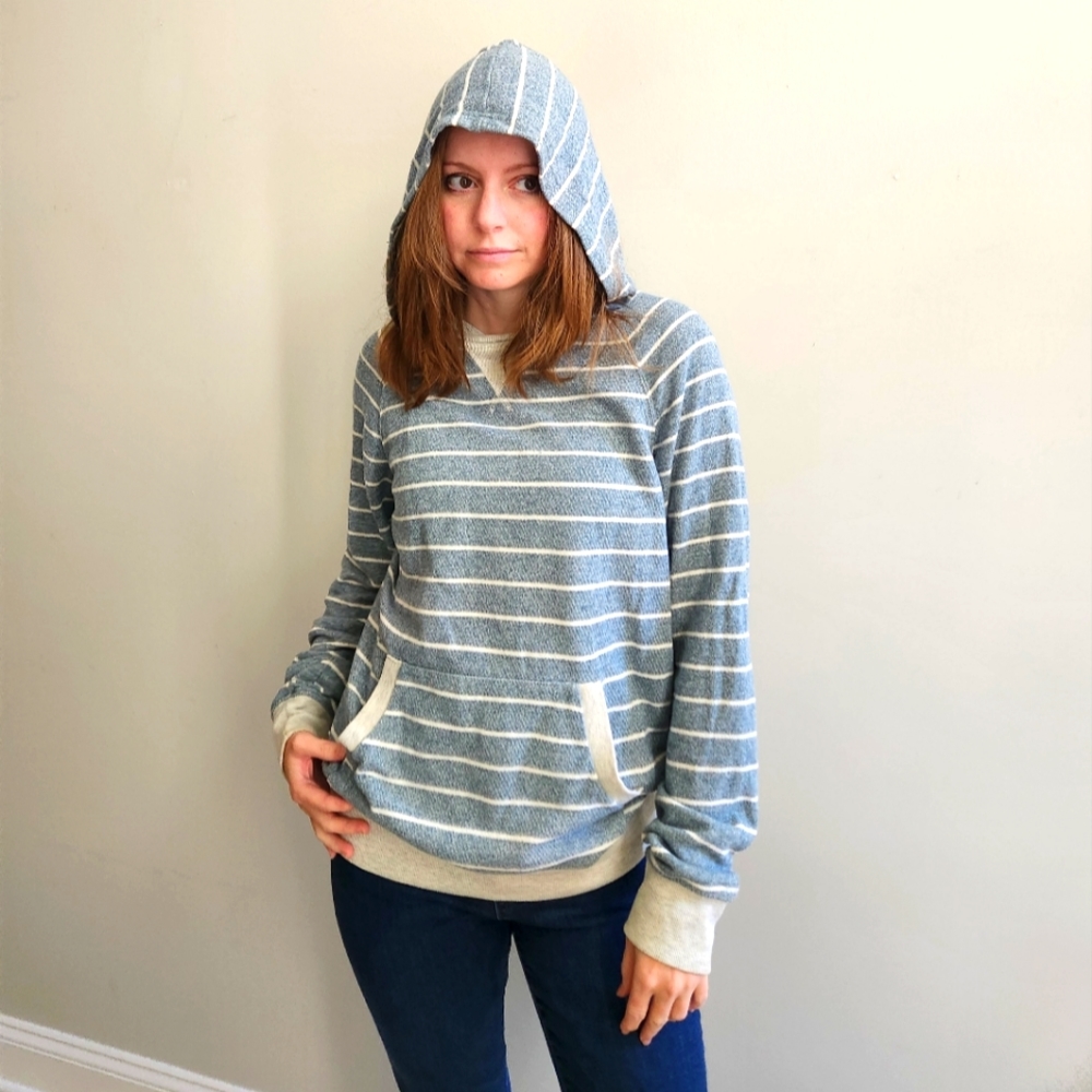 Hooded shirt with pockets